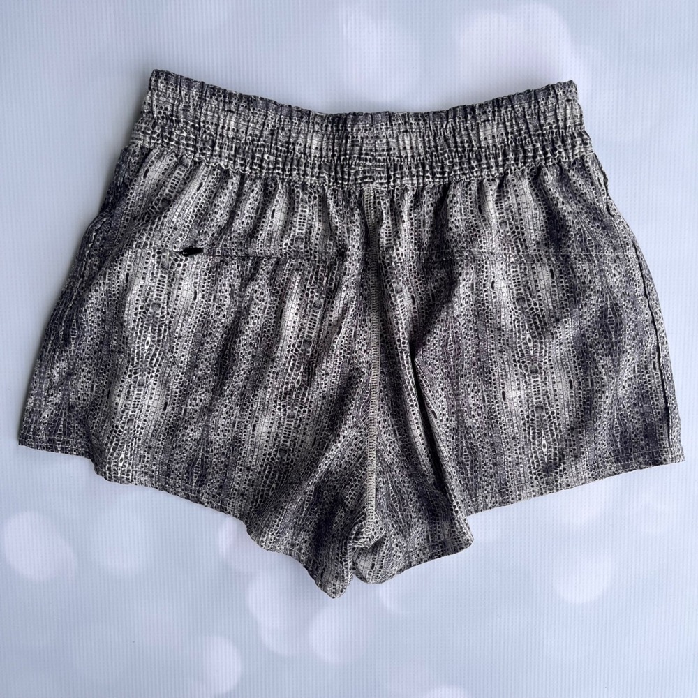 Vuori Shorts Grey White Womens Small Gym Workout Fitness Yoga Running Activewear - Picture 6 of 8